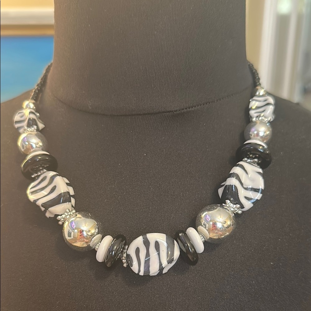 💲 Vintage Zebra Bead Necklace